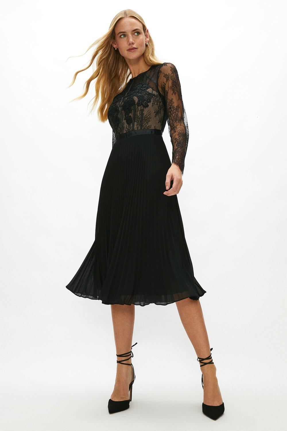 Lace evening dress with pleated outlet skirt