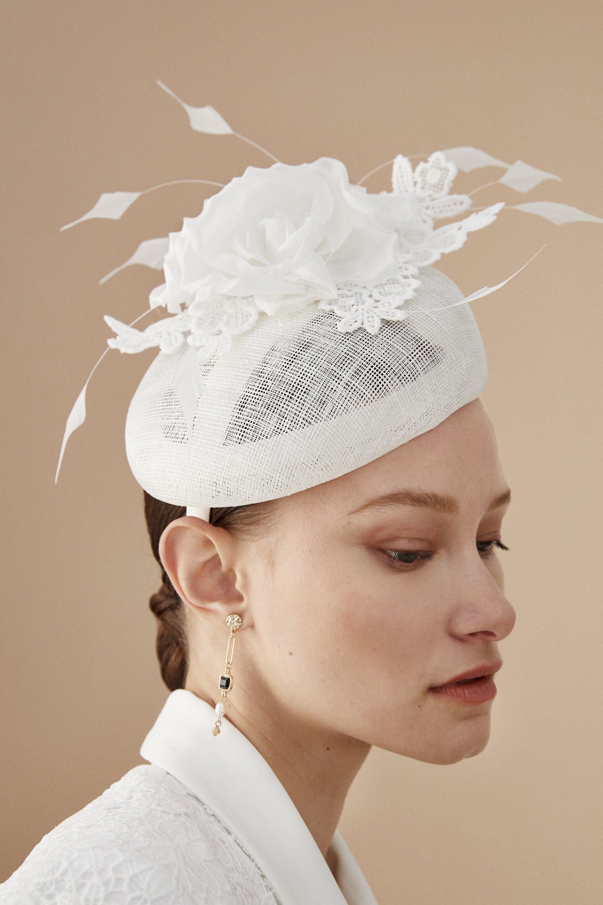 Lisa Tan Flower And Lace Detail Side Facing Fascinator - Ivory