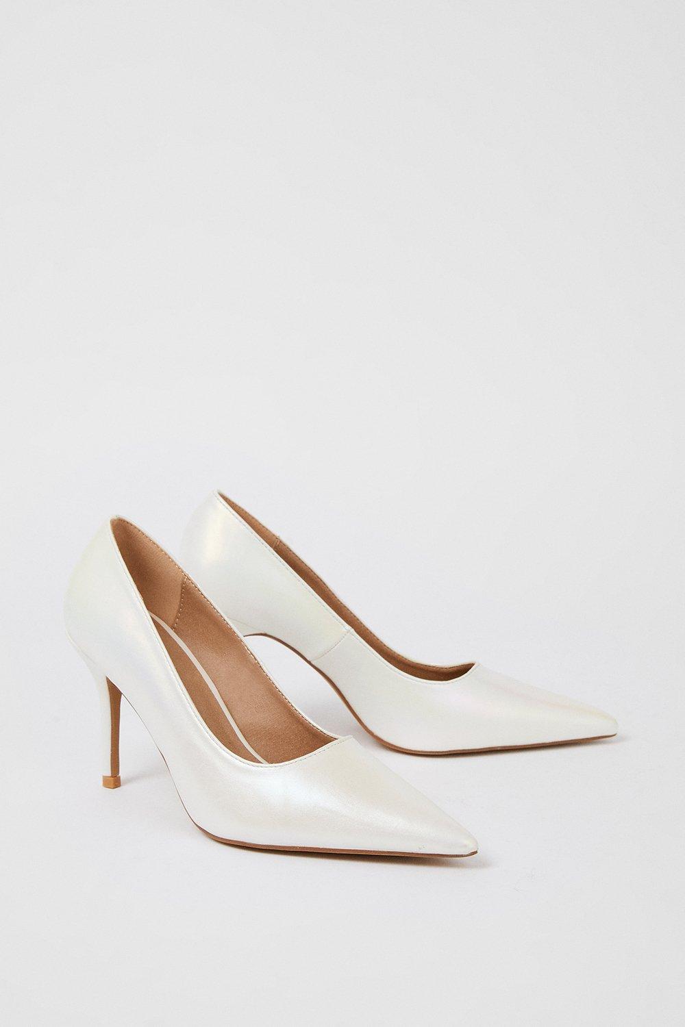 Pointed clearance court heels